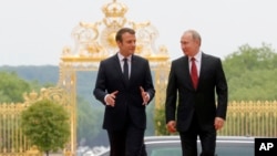Francuski predsednik Emanuel Makron i ruski predsednik Vladimir Putin 