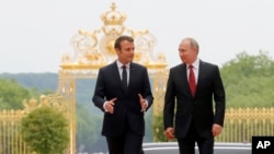 Presiden Perancis Emmanuel Macron (kiri) bersama Presiden Rusia Vladimir Putin di Istana Versailles, 29 Mei 2017. (Mikhail Metzel/Sputnik, Kremlin Pool Photo via AP)