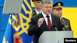 Poroshenko dijo que la situación actual es más segura que hace un año, pero advirtió que una invasión rusa a gran escala no puede ser descartada.