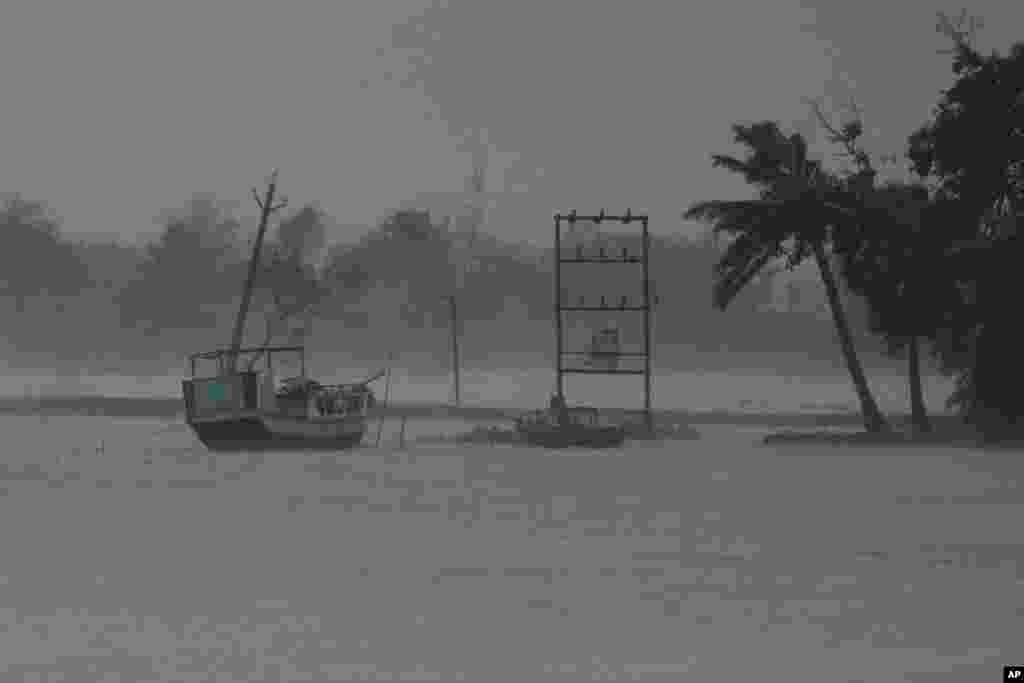 အိန္ဒိယနိုင်ငံ Orissa မြို့သို့ Amphan မုန်တိုင်း မတိုက်ခတ်ခင် မိုးများရွာနေတဲ့ မြင်ကွင်း (မေ ၂၀၊ ၂၀၂၀)