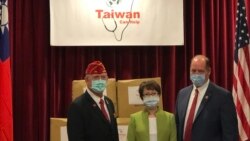 台湾驻美代表萧美琴(中)与美国退伍军人协会会长欧克斯福德(左)，佛罗里达州联邦众议员约霍在捐赠口罩仪式中合影(美国之音锺辰芳拍摄)