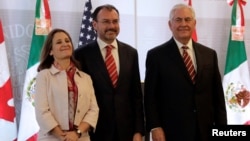 Dari kiri: Menlu Kanada Chrystia Freeland, Menlu Meksiko Luis Videgaray dan Menlu AS Rex Tillerson setelah memberikan konferesi pers bersama di Mexico City, Jumat (2/2). 