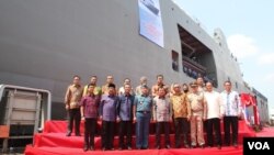Wapres RI Jusuf Kalla melepas ekspor perdana kapal perang SSV BRP TARLAC (LD-601) pesanan Filipina di PT PAL Indonesia di Surabaya, 8 Mei 2016. (VOA/Petrus Riski)