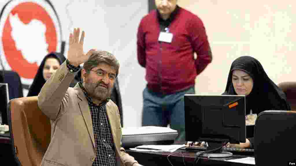 علی مطهری از چهره های منتقد است که گاهی حتی از رهبر جمهوری اسلامی ایران در مسایلی مثل حصر موسوی و کروبی و یا تحمل مخالف انتقاد کرده است. وی برای دوره جدید مجلس ثبت نام کرده است. عکس: فارس 