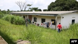 Un etudiant marche dans l'Institut africain d'informatique à Libreville, Gabon, le 7 avril 2018