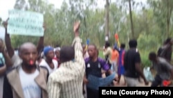 Des manifestants brandissent à l’université de Kinshasa, RDC, 18 octobre 2017.