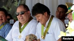 El ex presidente de Bolivia, Evo Morales (der.) en una foto del 26 de octubre de 2019, con su ex ministro de Gobierno, Carlos Romero, arrestado el martes 14 de enero por cargos de corrupción. 