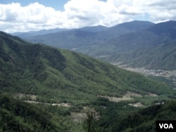 A Himalayan country of lush mountains, Bhutan is known as the world's last Shangri-la. (A. Pasricha/VOA)