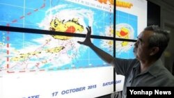 제24호 태풍 '곳푸'의 이동경로를 살펴보는 필리핀 재해당국 (사진=연합뉴스)