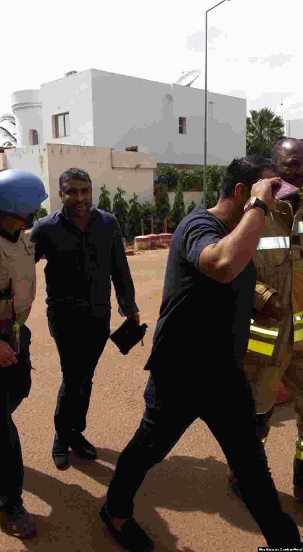 Quelques otages libérés de l'hôtel Radisson à Bamako, Mali, 20 novembre 2015. Crédit King Massassy