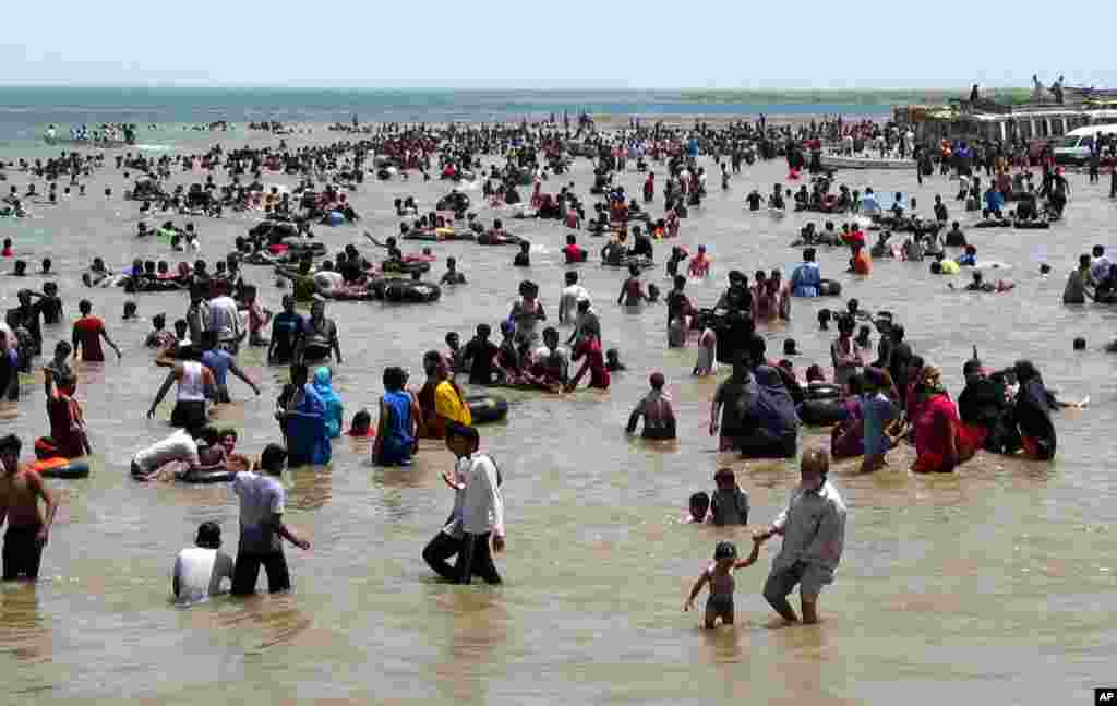 مردم برای فرار از گرما به ساحل دریا پناه می برند.