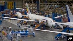 Боинг-787 «Дримлайнер» в заводском ангаре
