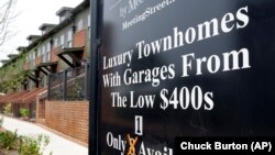 Sebuah plakat yang mempromosikan rumah kota untuk dijual, di Charlotte, AS, 26 Desember 2017. (Foto: AP/Chuck Burton)