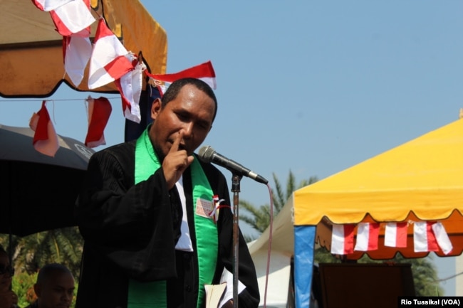 Pendeta Hariman Patianakota dari Universitas Kristen Maranatha, Bandung, memberi khutbah dalam ibadah seberang istana ke-200. (VOA/RIo Tuasikal)