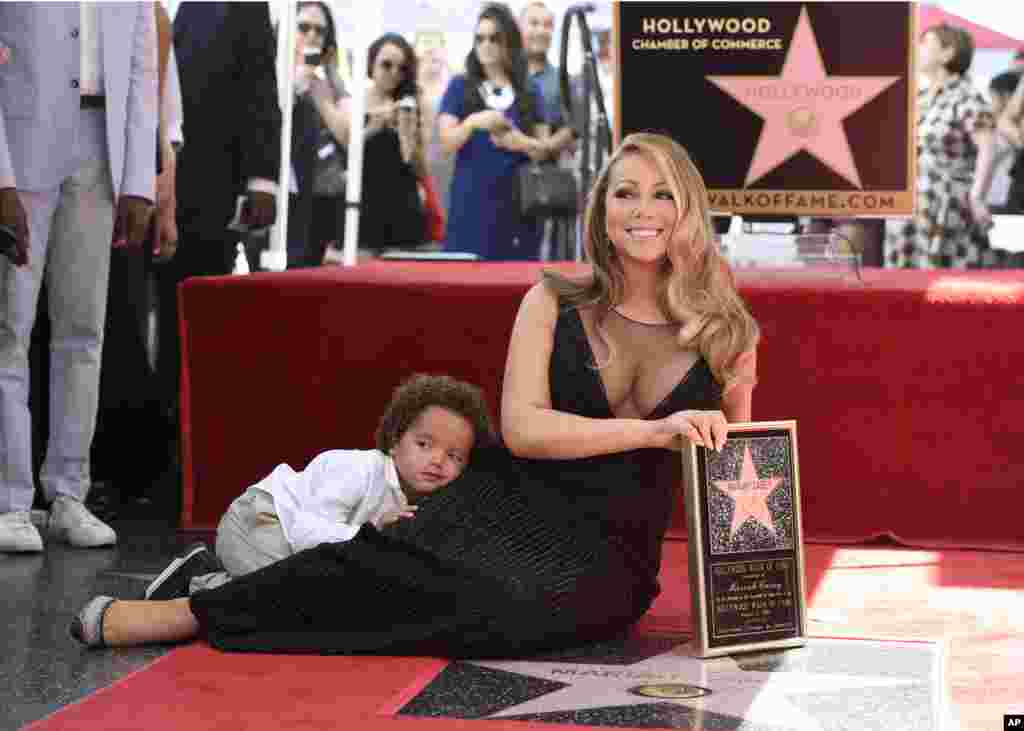 Mariah Carey, kanan, dan anak laki-lakinya Moroccan Cannon berpose dalam sebuah acara penganugerahan bintang di Hollywood Walk of Fame bagi Carey di Los Angeles, USA, 5 Agustus 2015.