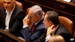 Perdana Menteri Israel Benjamin Netanyahu terlihat sebelum pemungutan suara di parlemen Israel atau Knesset, di Yerusalem, 29 Mei 2019.