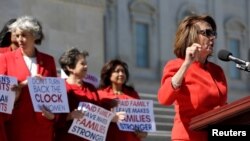 La démocrate Nancy Pelosi donne un discours pour la journée sans femmes à Washington D.C., le 8 mars 2017.