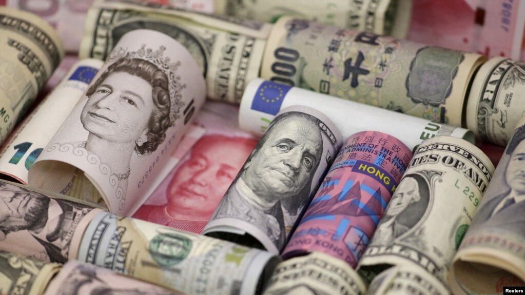 资料照 - 人民币（中间红色）及世界主要货币，左起：英镑（British pound）、美元（U.S. dollar）、港币（Hong Kong dollar）和日元（Japanese yen）。(photo:VOA)