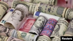 资料照 - 人民币（中间红色）及世界主要货币，左起：英镑（British pound）、美元（U.S. dollar）、港币（Hong Kong dollar）和日元（Japanese yen）。