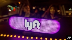 지난 2월 미국 샌프란시스코의 '리프트(Lyft)' 차량공유 서비스 등록 차에 로고가 설치돼있다.