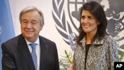 L'ancien gouverneur de la Caroline du Sud Nikki Haley, à droite, pose avec le secrétaire général des Nations Unies, Antonio Guterres, à gauche, après lui avoir présenté ses lettres de créances en tant que nouvel ambassadeur des États-Unis aux Nations Unies au siège de l'ONU, le 27 janvier 2017. 