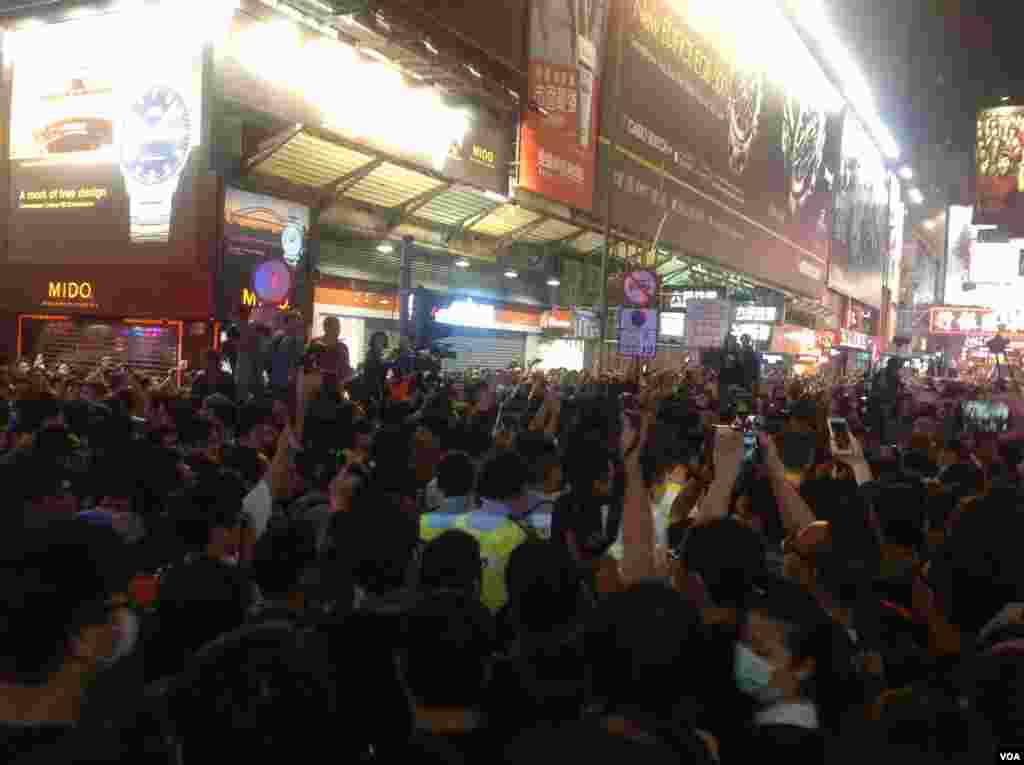 数以百计香港市民在旺角几外路段聚集 (美国之音海彦拍摄)