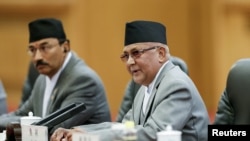 Thủ tướng Nepal Khadga Prasad Sharma Oli (phải), người vừa từ chức (ảnh tư liệu tháng 3/2016). 
