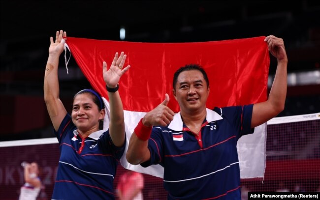 Hary Susanto dan Leani Ratri Oktila dari Indonesia merayakan kemenangan mereka melawan Lucas Mazur dan Faustine Noel dari Prancis di Paralympic Games Tokyo 2020. (Foto: REUTERS/Athit Perawongmetha)