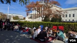Varios beneficiados de DACA acampan en las afueras de la Corte Suprema de Justicia, en Washington DC, para poder entrar mañana a la audiencia y escuchar las posturas de los demandantes y fiscales que participan en el caso sobre suspensión del programa. 
