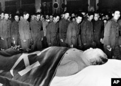 历史照片：中国军人瞻仰毛泽东遗容。(1976年9月)