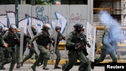 Lapolis ki tap kwape yon manifestasyon nan vil Caracas, kapital Venezuela, nan dat 22 Jiyè 2017 la.