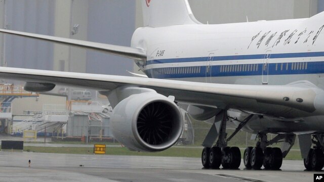 El avión, un Boeing 767, tenía previsto despegar con destino a la capital venezolana pero una de sus turbinas se incendió.