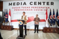 Ketua Gugus Tugas Percepatan Penanganan Virus Corona Doni Monardo saat menggelar konferensi pers bersama Ketua Komnas Hak Asasi Manusia (HAM), Ahmad Taufan Damanik di Gedung BNPB Jakarta, 21 Maret 2020. (Foto: Courtesy/BNPB)