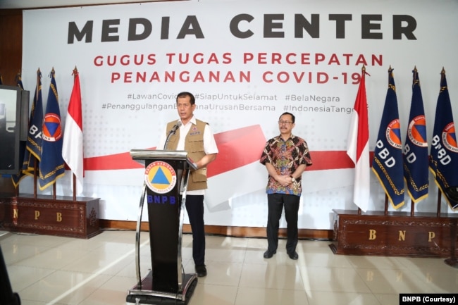 Ketua Gugus Tugas Percepatan Penanganan Virus Corona Doni Monardo saat menggelar konferensi pers bersama Ketua Komnas Hak Asasi Manusia (HAM), Ahmad Taufan Damanik di Gedung BNPB Jakarta, 21 Maret 2020. (Foto: Courtesy/BNPB)