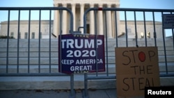 Transparenti podrške Trampu ispred zgrade Vrhovnog suda u Vašingtonu