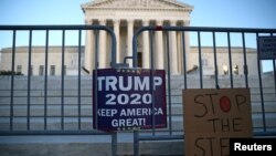 Para pendukung Presiden AS Donald Trump memasang banner di depan gedung Mahkamah Agung AS, sementara tim kampanye Trump meluncurkan gugatan hasil Pilpres di Pennsylvania (foto: dok). 