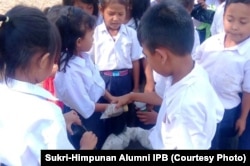 Anak-anak sekolah diajari menanam dalam polybag. Courtesy: Sukri-Himpunan Alumni IPB