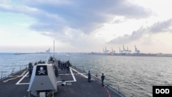 美国的阿利·伯克級导弹驅逐艦记德号抵达印度外海，准备参加2017年马拉巴尔军演。参与这项系列演习的还包括印度海军以及日本自卫队。