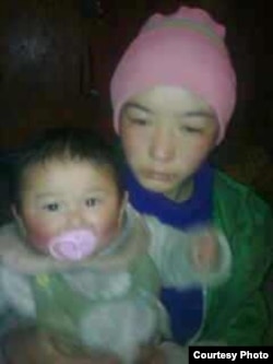 The wife and 10-month-old child of Kunchok Kyab, 23, who self-immolated in Tibet, Tuesday, Jan. 22, 2013. (VOA Tibetan Service)