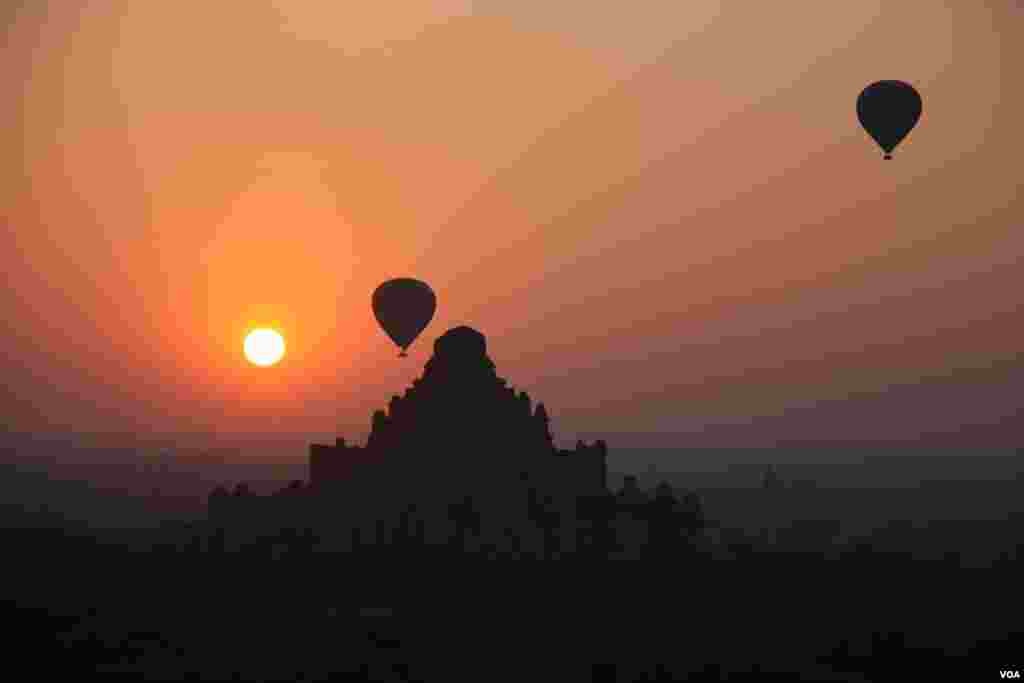 Hot air balloons carry tourists over Bagan's temples and shrines. (D. Schearf/VOA)