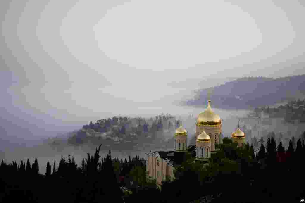 មាន​អ័ព្ទ​នៅ​ក្បែរ​អគារ​ Gorny​ នៃ​វិហារ Orthodox Church របស់​រុស្ស៊ី​ក្នុង​សង្កាត់ Ein Kerem ភូមិ​បុរាណ​ក្បែរ​ក្រុង​ហ្ស៊េរុយសាឡិម ប្រទេស​អ៊ីស្រាអែល។