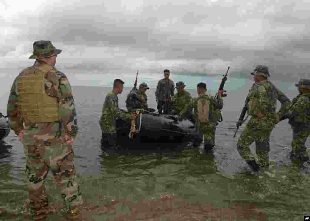 伊納灣根(2011年7月3日) 菲律賓海軍陸戰隊在聯合訓練中準備河道登陸
