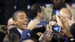 Barack Obama sourit pour les caméras après un meeting à Columbus, Ohio, le 5 nov. 2012
