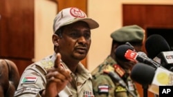 Jenerali Mohamed Hamdan Dagalo, icegera c'uwurongoye akanama ka gisirikare karongoye igihugu ivy'imfatakibanza, mu kiganiro n'abamenyeshamakuru i Khartoum, muri Sudani, Itariki 30/04/2019.