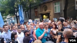 Vojislav Šešelj, lider radikala, obraća se pristalicama dok ih policija sprečava da dođu do festivala Mirdita - dobar dan