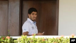 Uruguay's Luis Suarez uses his cell phone at a hotel in Natal, Brazil, June 25, 2014.