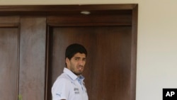 Uruguay's Luis Suarez uses his cell phone at a hotel in Natal, Brazil, June 25, 2014.