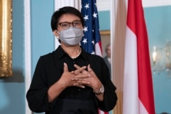 Menteri Luar Negeri RI Retno Marsudi menjawab pertanyaan wartawan setelah pertemuan bilateral dengan Menlu AS Antony Blinken, di Washington DC, Selasa, 3 Agustus 2021. (Foto: Jose Louis Magana/AP)