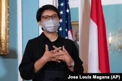 Menteri Luar Negeri RI Retno Marsudi menjawab pertanyaan wartawan setelah pertemuan bilateral dengan Menlu AS Antony Blinken, di Washington DC, Selasa, 3 Agustus 2021. (Foto: Jose Louis Magana/AP)