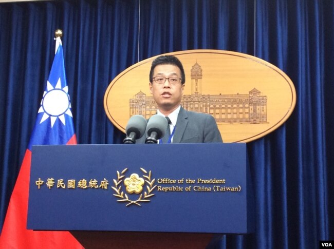 台湾总统府发言人黄重谚2017年6月12日在记者会上(美国之音记者申华 拍摄)